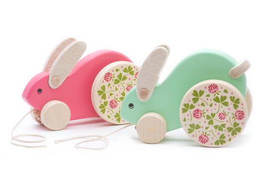 Skaczący drewniany króliczek na sznurku - BAJO