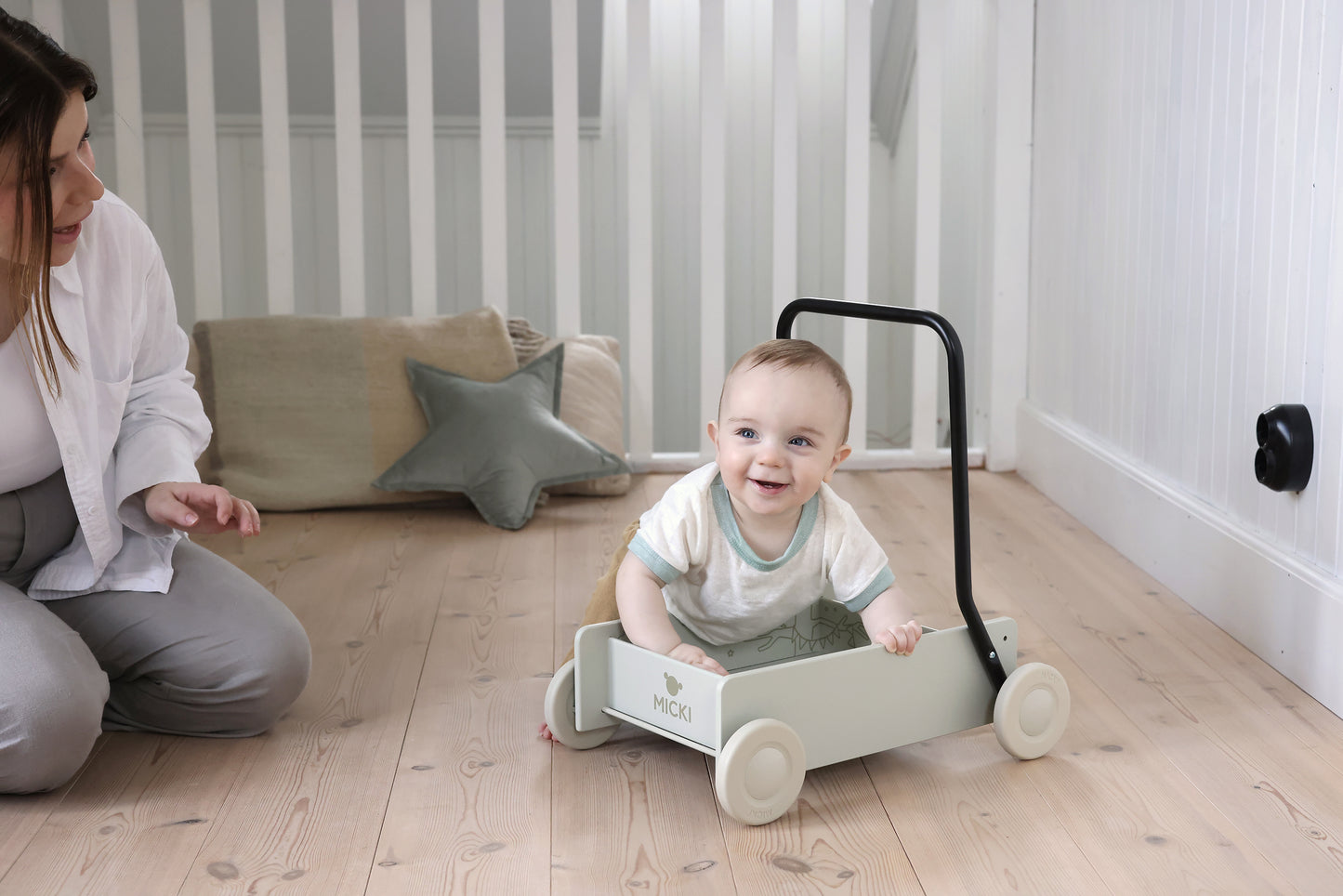 Beżowy drewniany chodzik pchacz, do nauki chodzenia, dla dzieci, zabawka Micki