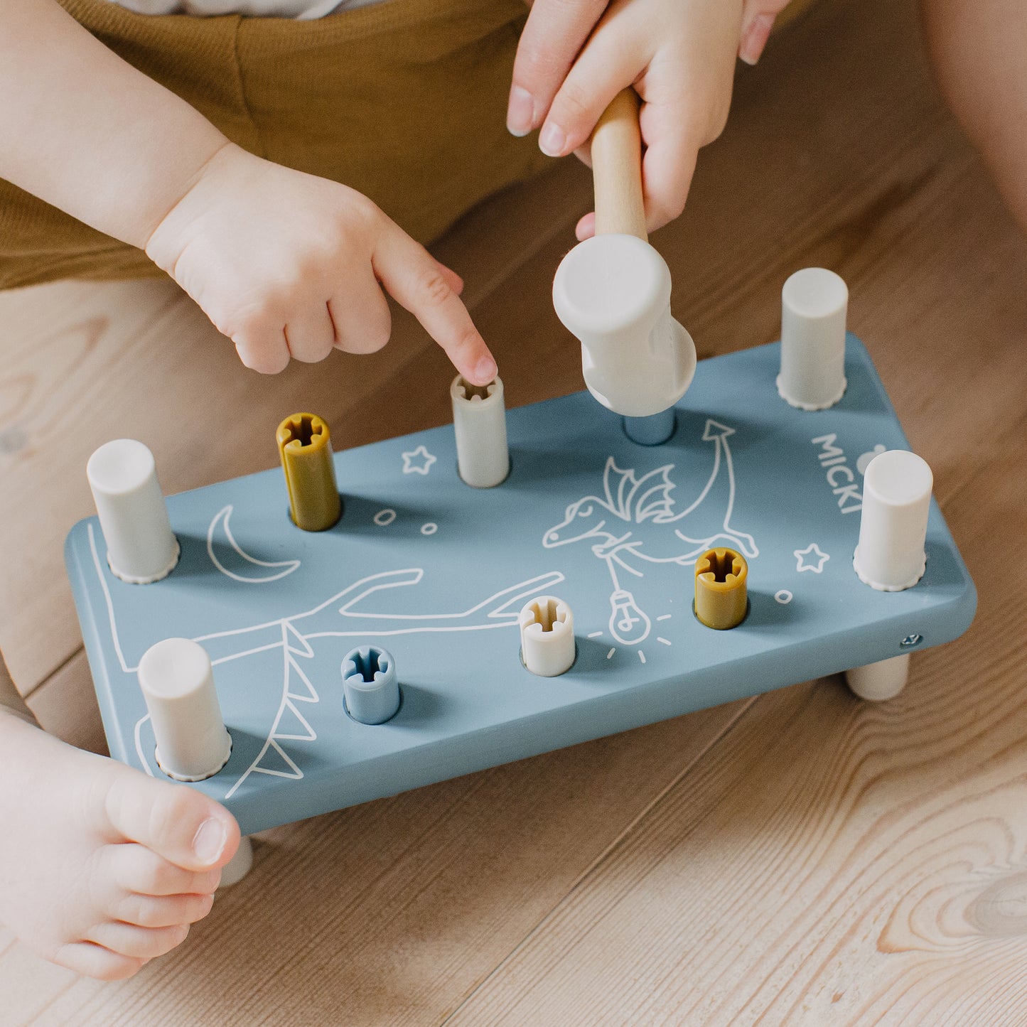 Drewniana przebijanka z gumowym młotkiem niebieska, wbijanka, zabawka Micki