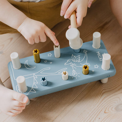 Drewniana przebijanka z gumowym młotkiem niebieska, wbijanka, zabawka Micki