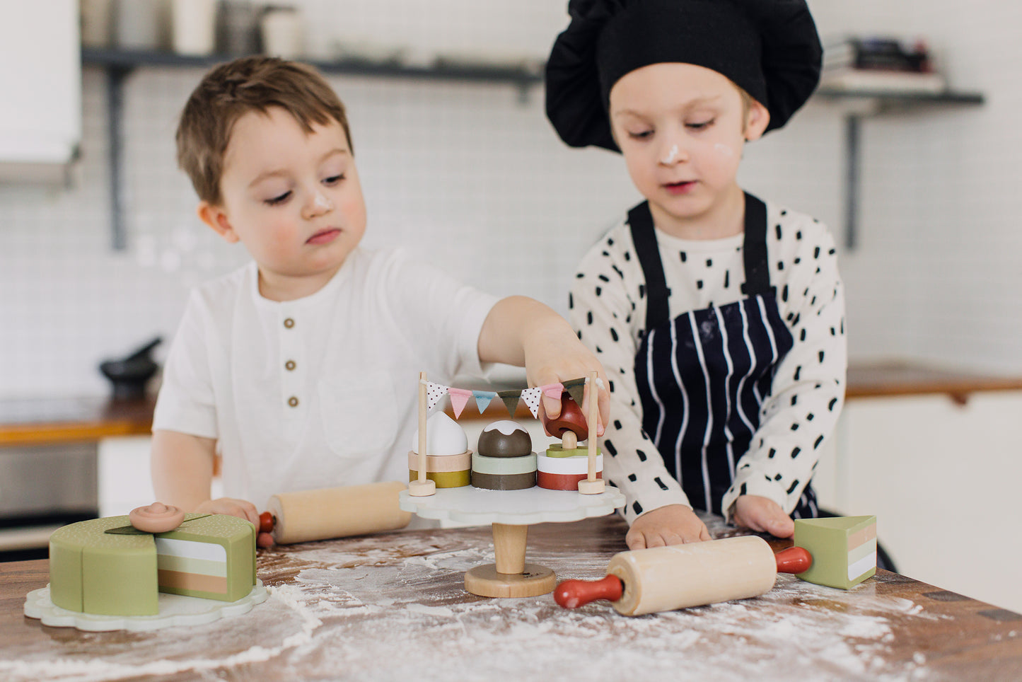 Drewniana patera z ciastkami, układanka, klocki dla dzieci, gotowanie Micki