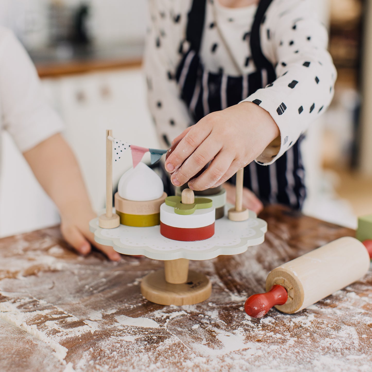 Drewniana patera z ciastkami, układanka, klocki dla dzieci, gotowanie Micki