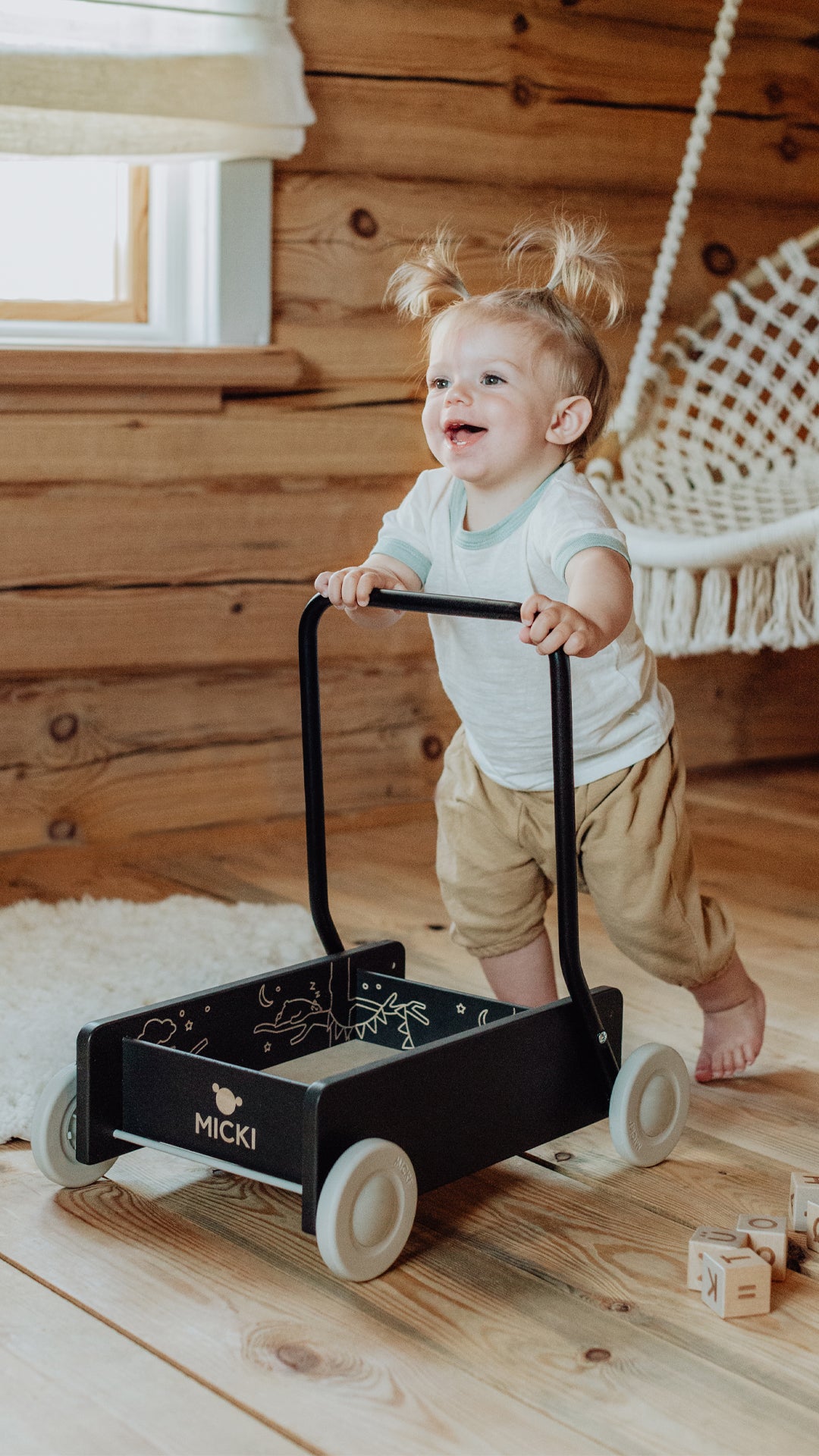 Czarny drewniany chodzik pchacz Premium, nauka chodzenia, dla dzieci, Micki